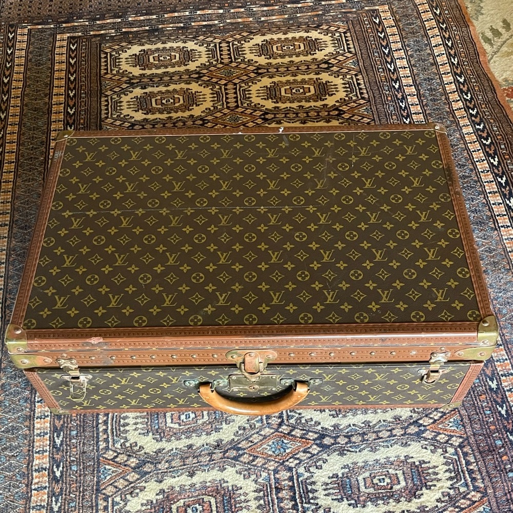 Vintage Louis Vuitton trunk with dividers and tray. 28x18x9 “. Mint condition.